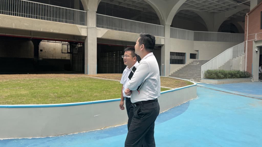 罗湖区教育局副局长高星莅临罗湖外语小学指导工作