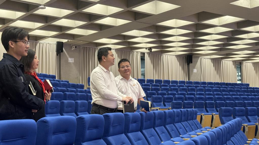 罗湖区教育局副局长高星莅临罗湖外语小学指导工作