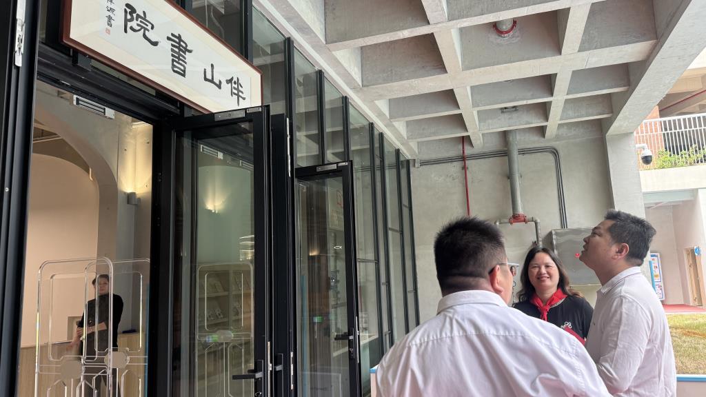 罗湖区教育局副局长高星莅临罗湖外语小学指导工作