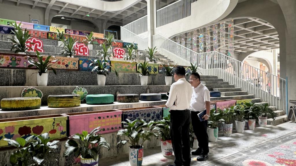 罗湖区教育局副局长高星莅临罗湖外语小学指导工作