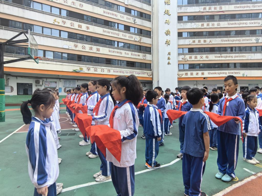 3.老队员为新队员佩戴红领巾