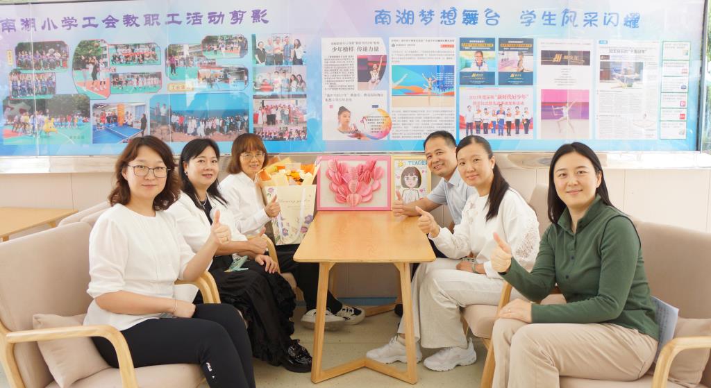 南湖小学为黄虹老师举办荣休仪式