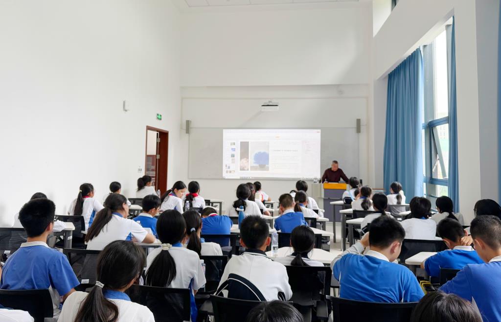 深北莫附属布心中学学子大学研学行