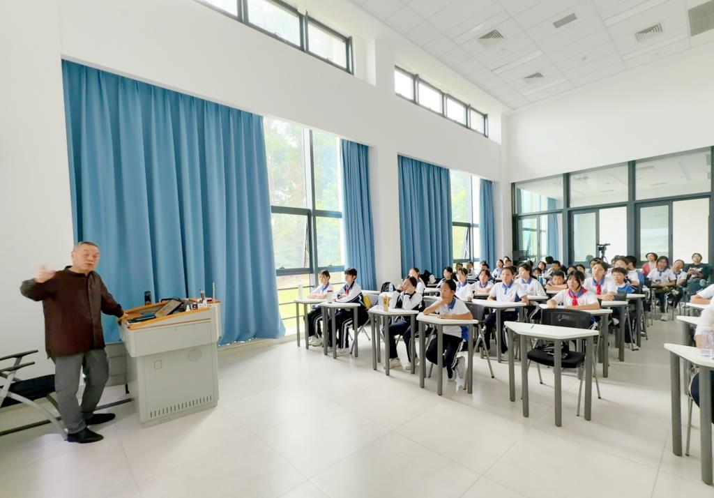 深北莫附属布心中学学子大学研学行