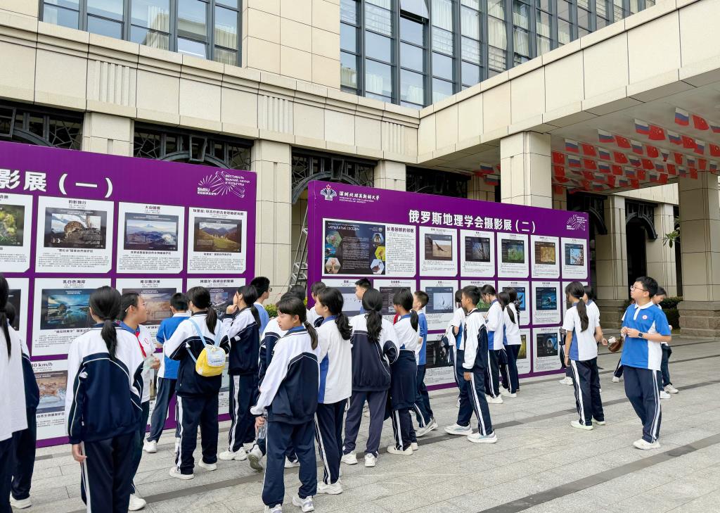 深北莫附属布心中学学子大学研学行