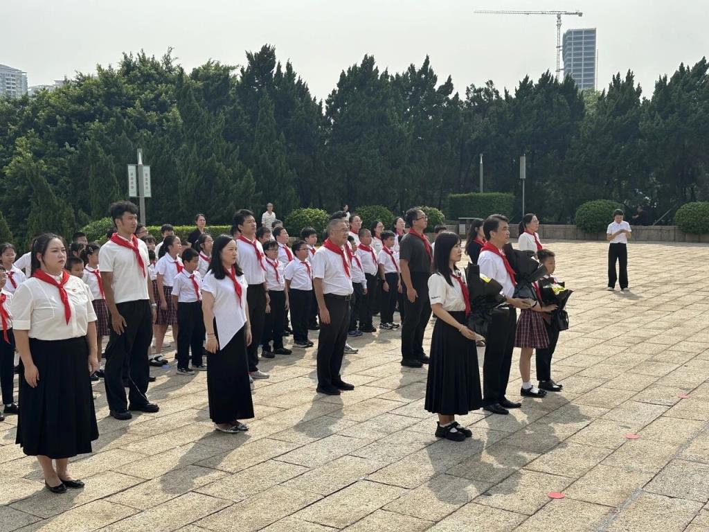 党员、团员、队员代表献花
