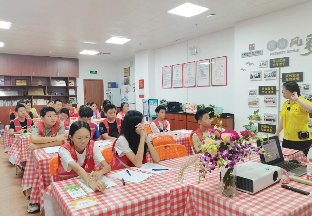 布心中学联合社区开展青春期性安全教育课堂