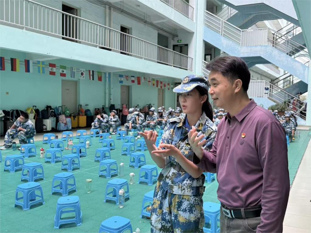 孔文东书记和学生亲切交流