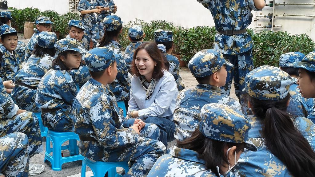 杨琪副校长和学生亲切交流