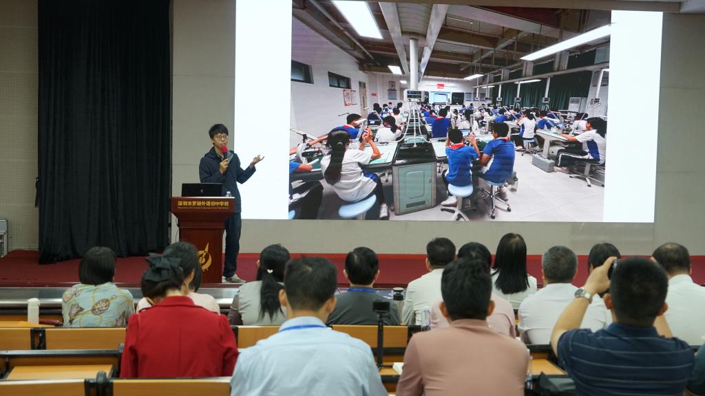 图4 黄何老师讲座