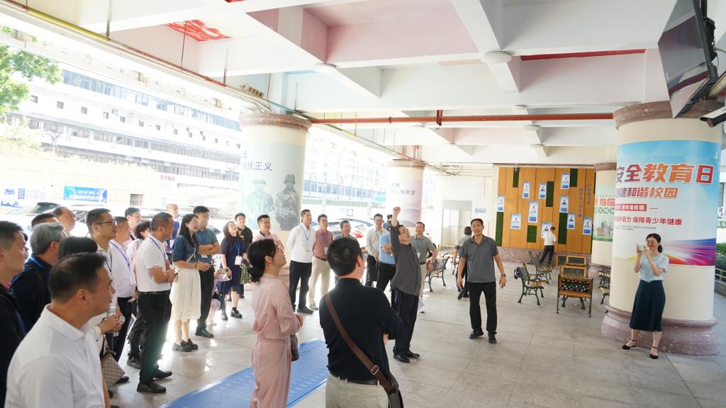 图5 崔雄翔老师带领观摩校园智慧体育