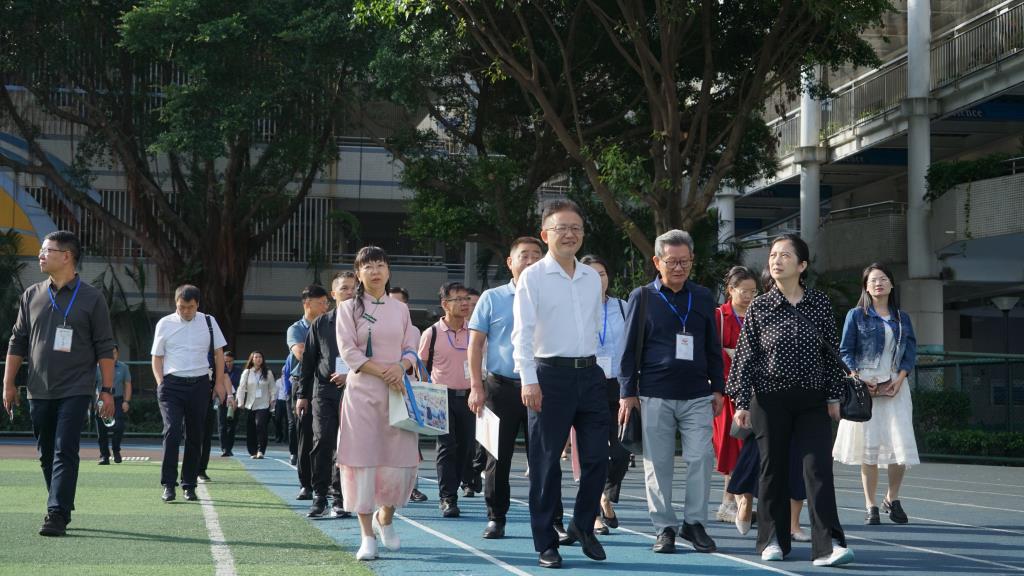 图6肖继宏书记带领学员参观校园