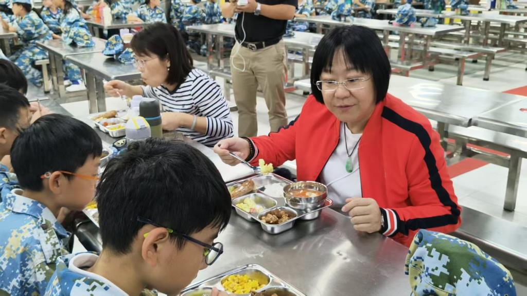 邱洁苡校长和同学共同用餐