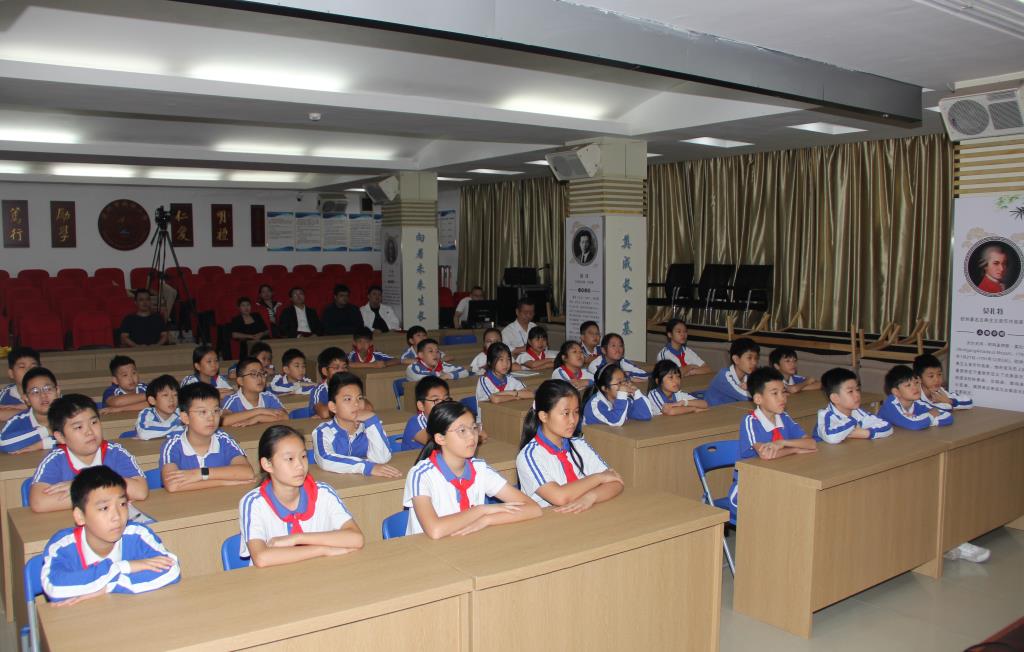 南湖小学“校长课堂”引领学生走进AI世界