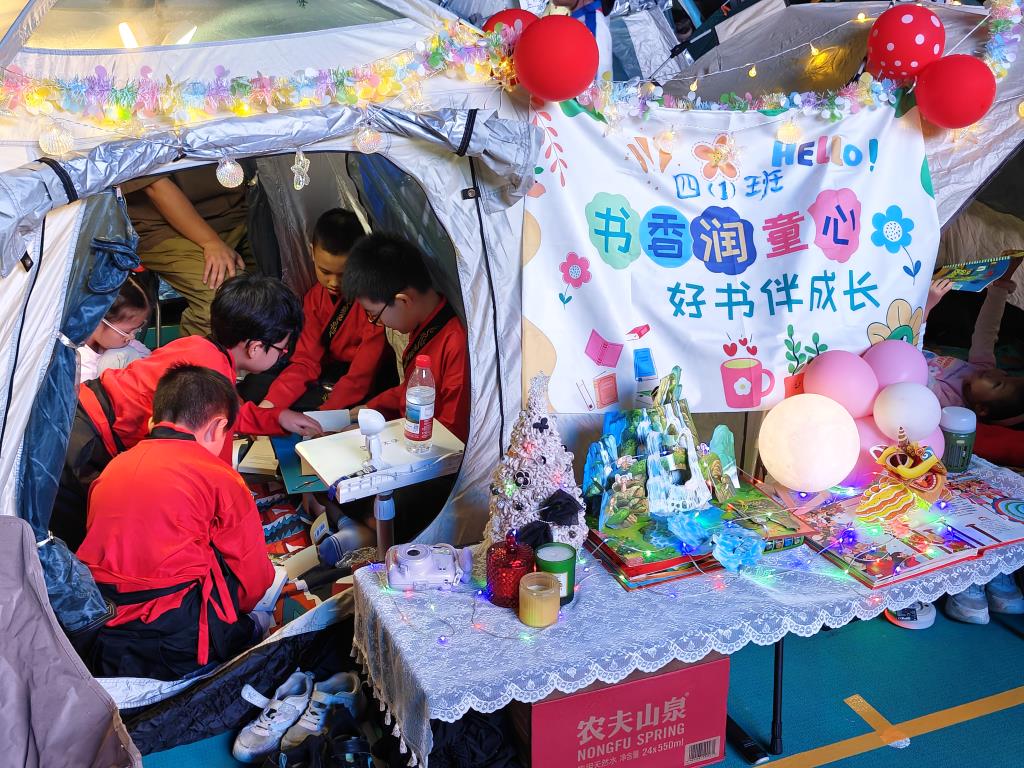 帐篷夜读学生特写