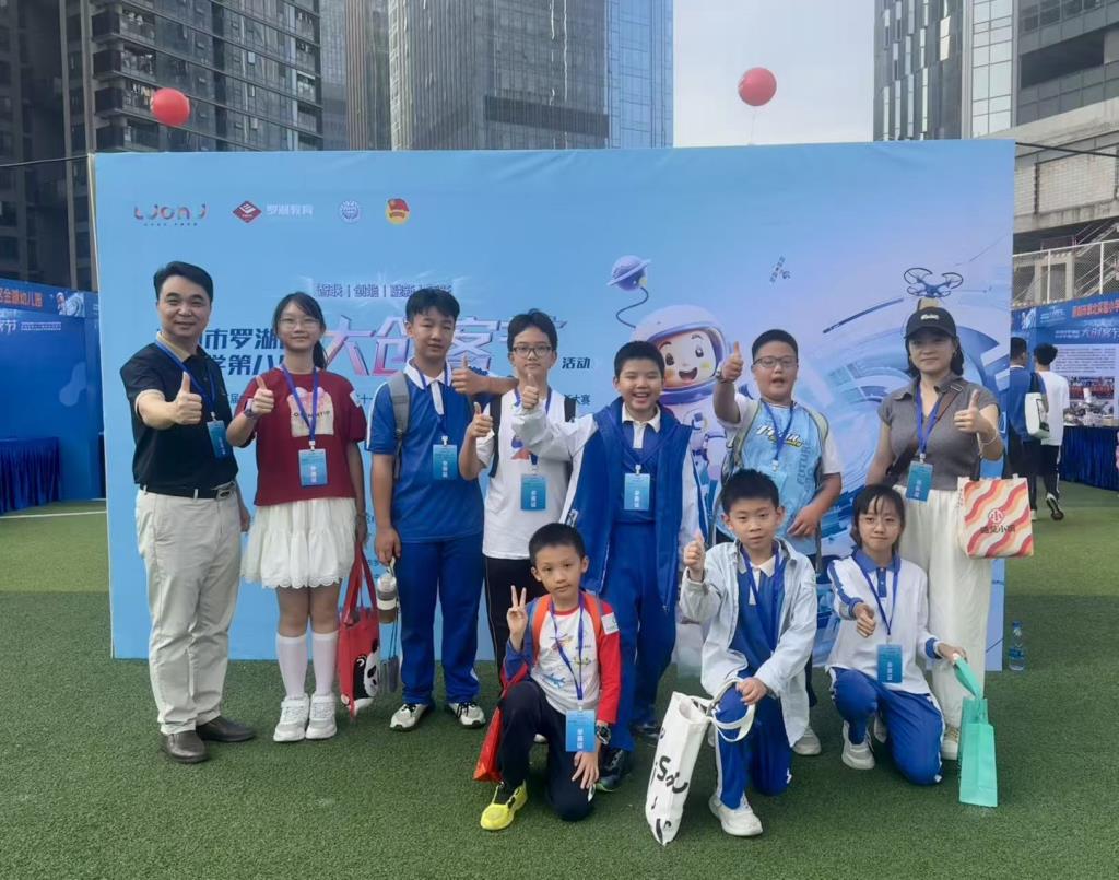 车辆模型参赛小组合影