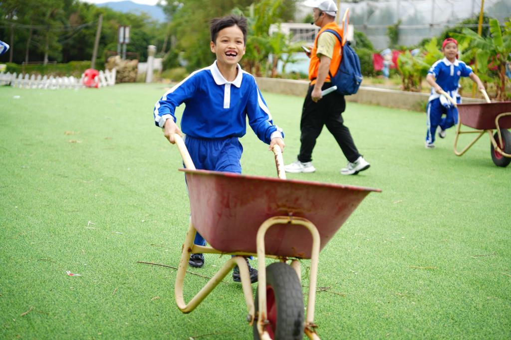 深圳市莲南教育集团安芳小学开展秋季社会实践活动