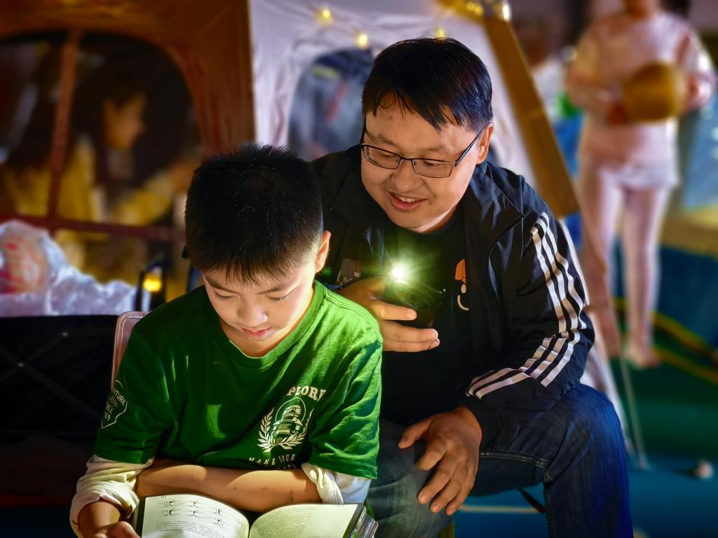 帐篷夜读