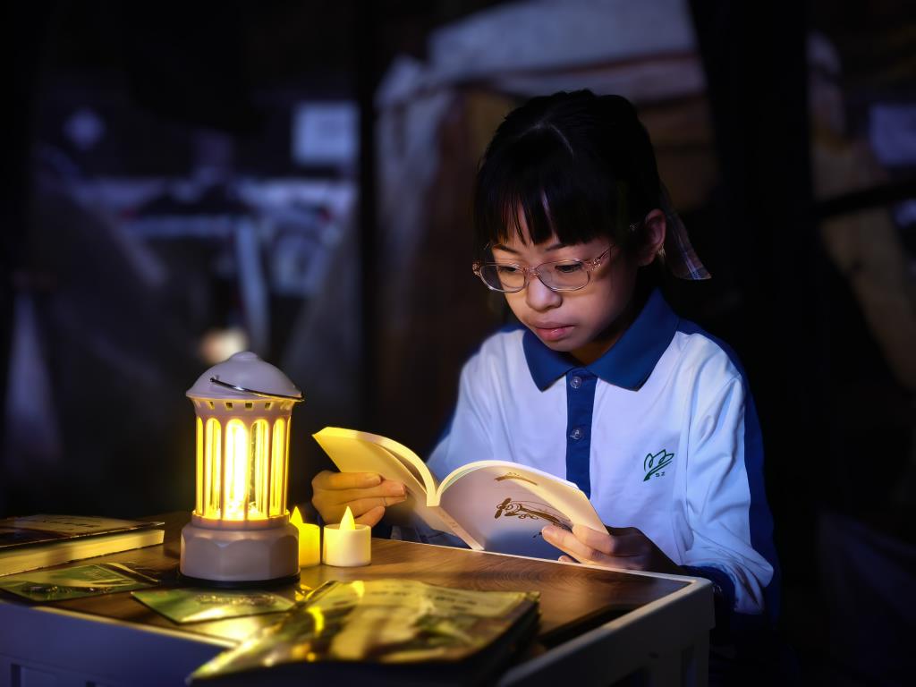帐篷夜读