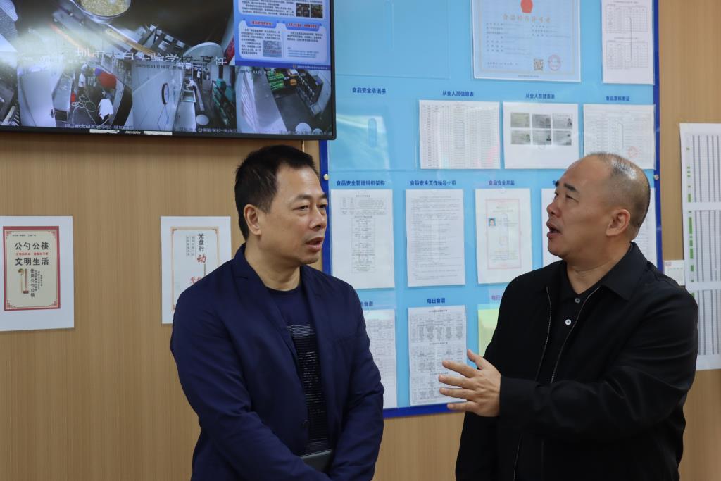 区教育局领导莅临太白实验学校指导工作
