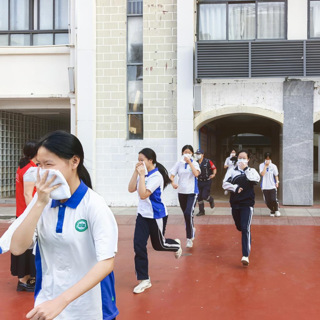 翠园文锦中学综合应急疏散演练暨消防安全教育活动