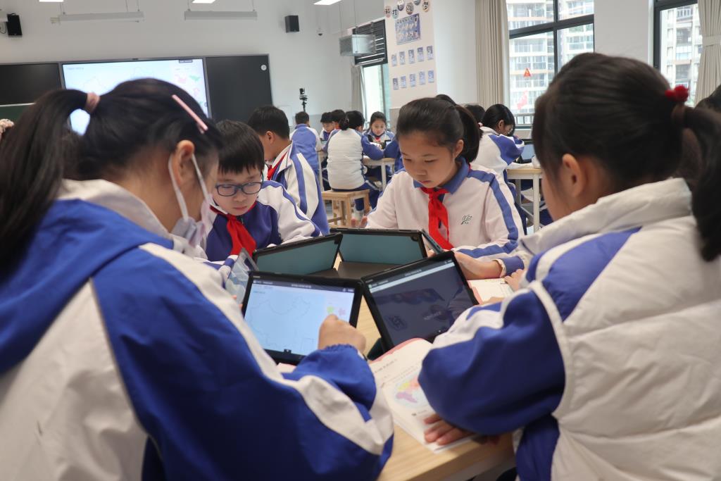 人工智能+道德与法治学科课堂