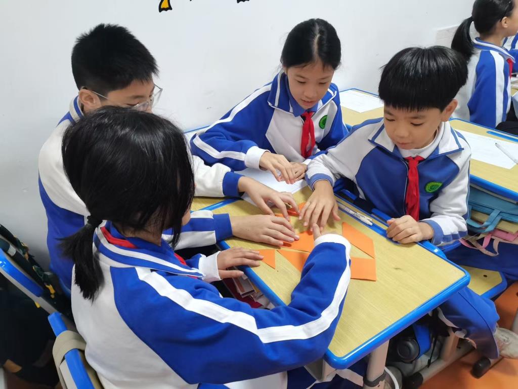 2、学生小组合作设计图案