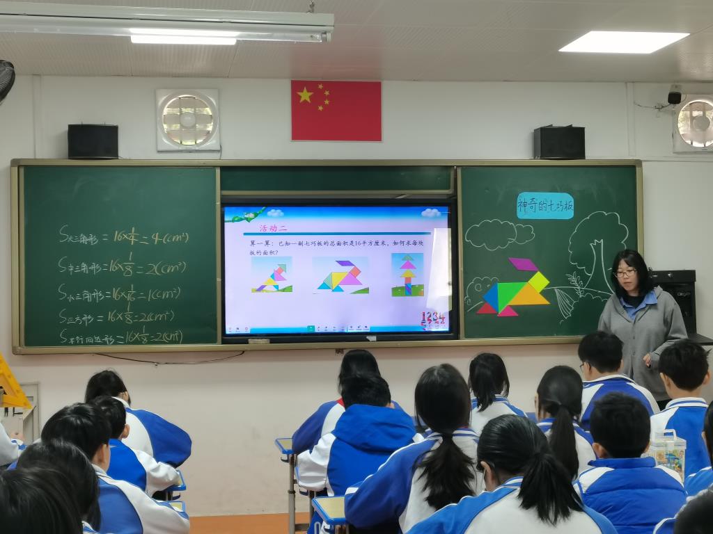 3、张筱惠老师给孩子们拼出来的兔子添加生活环境，让兔子活起来。