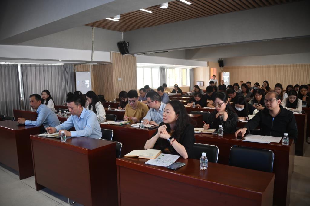 “践行‘三个一’，育满园桂香”德育沙龙座谈会