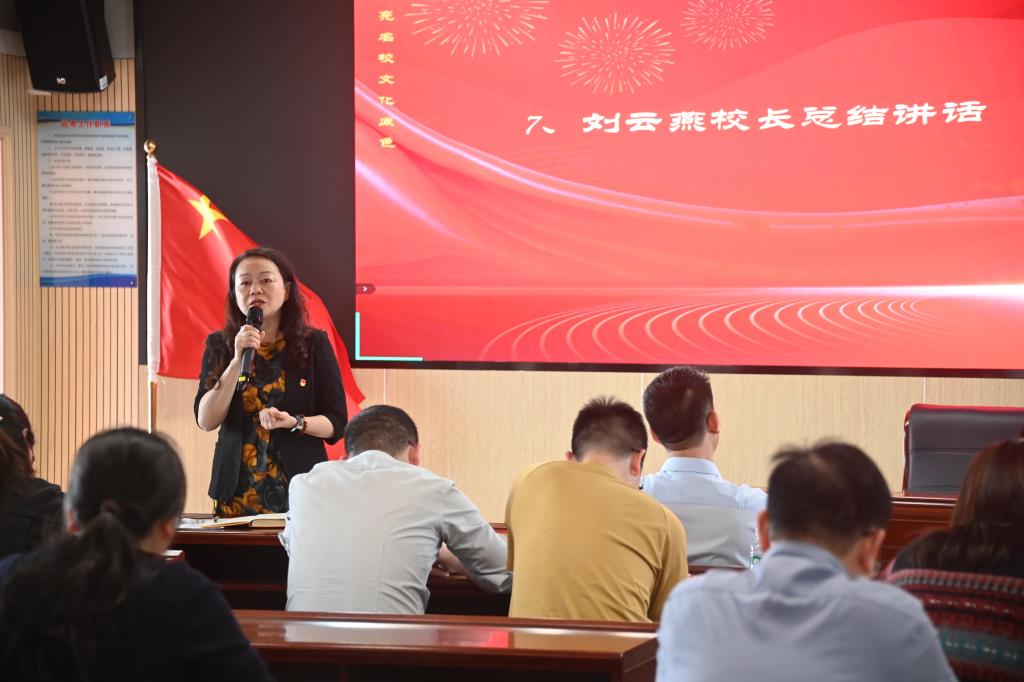“践行‘三个一’，育满园桂香”德育沙龙座谈会