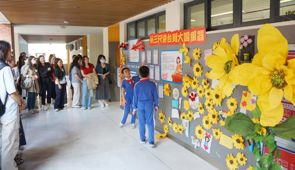 南湖小学赴翠园东晓创新学校开展班级文化建设交流活动