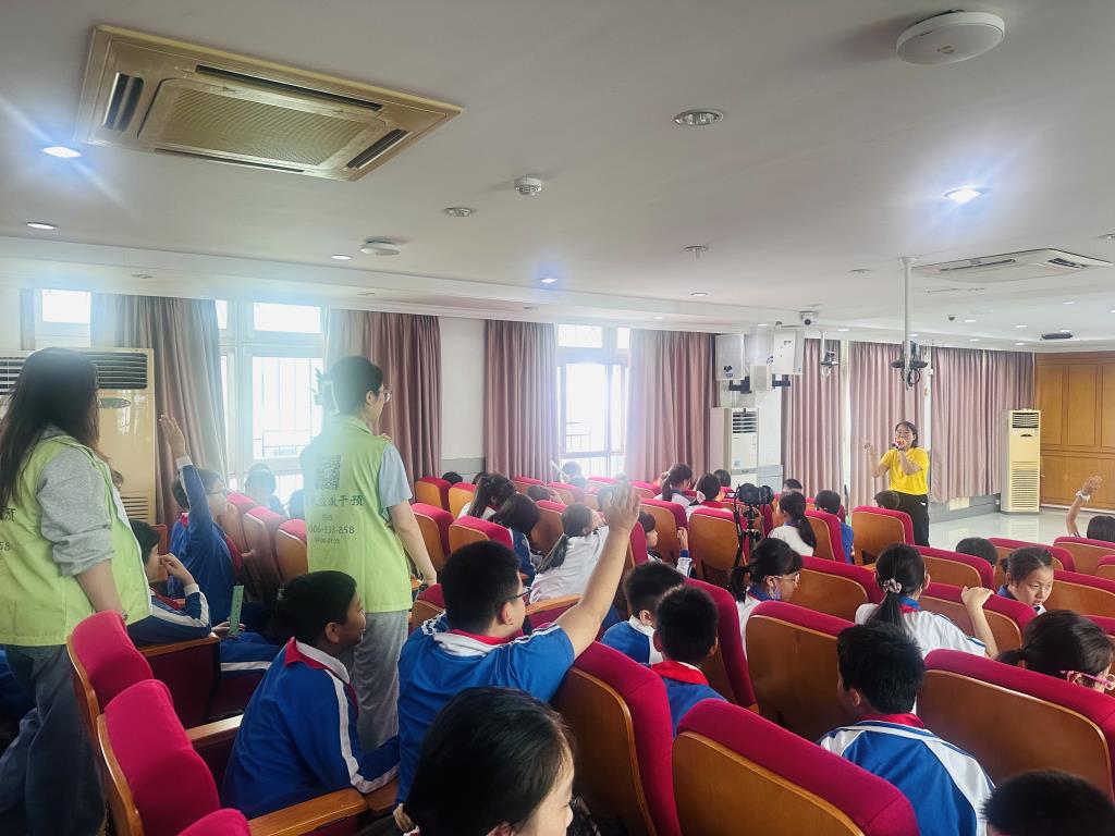 深圳市洪湖小学开展青春期知识讲座