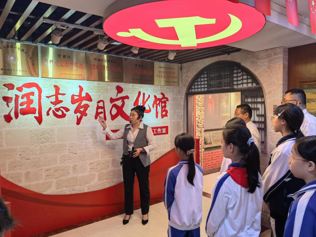 学生们认真聆听