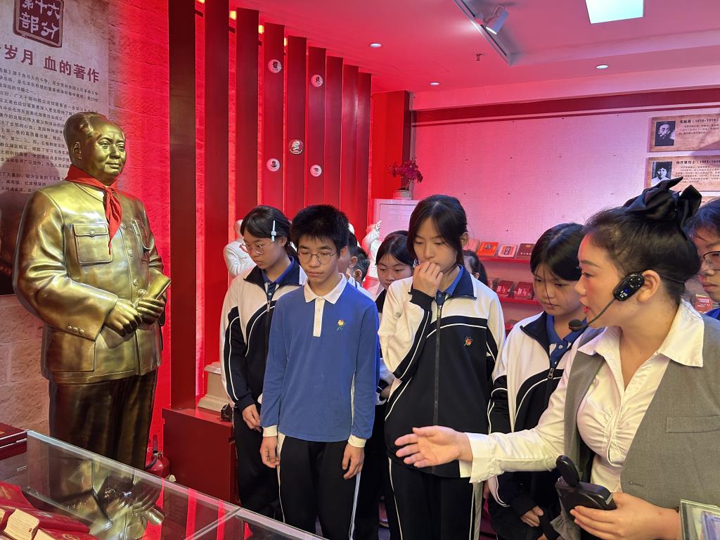 学生们认真聆听