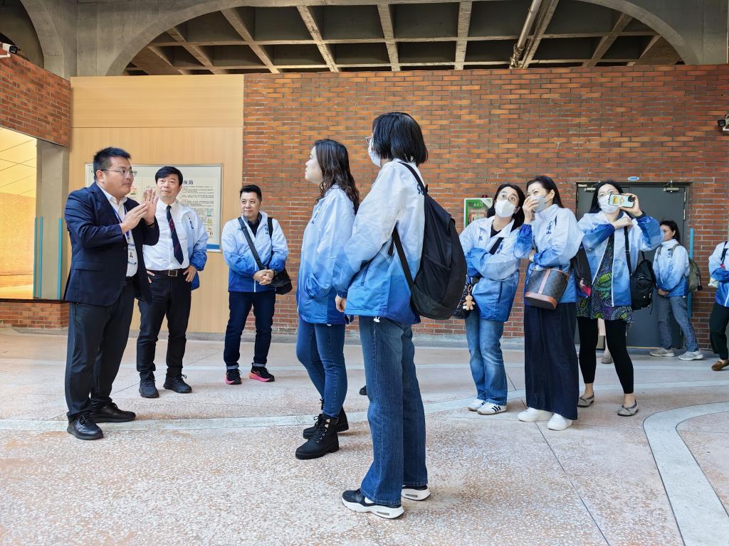 香港姐妹学校石钟山纪念小学教育同仁到访罗湖外语小学