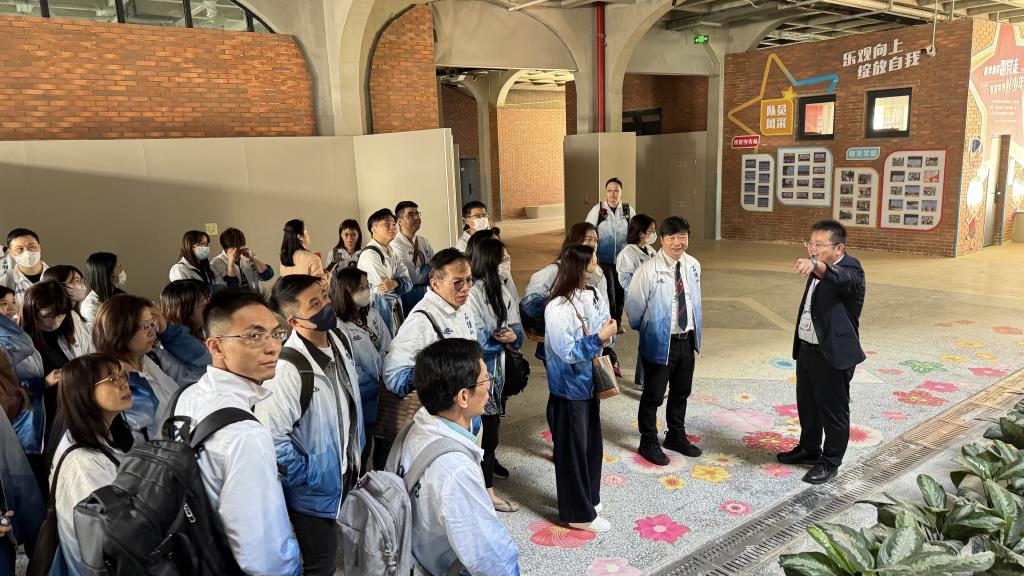 香港姐妹学校石钟山纪念小学教育同仁到访罗湖外语小学