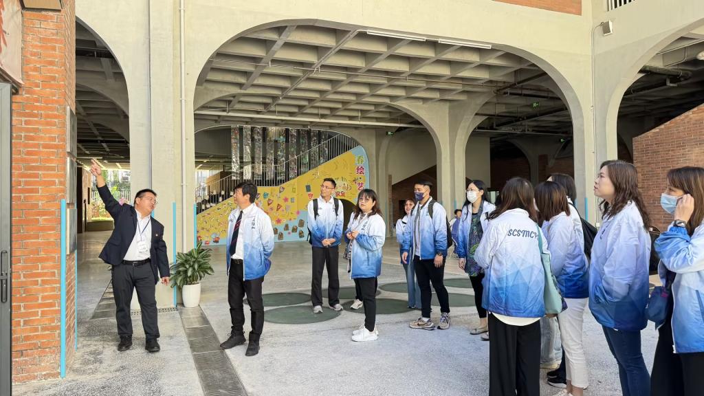 香港姐妹学校石钟山纪念小学教育同仁到访罗湖外语小学