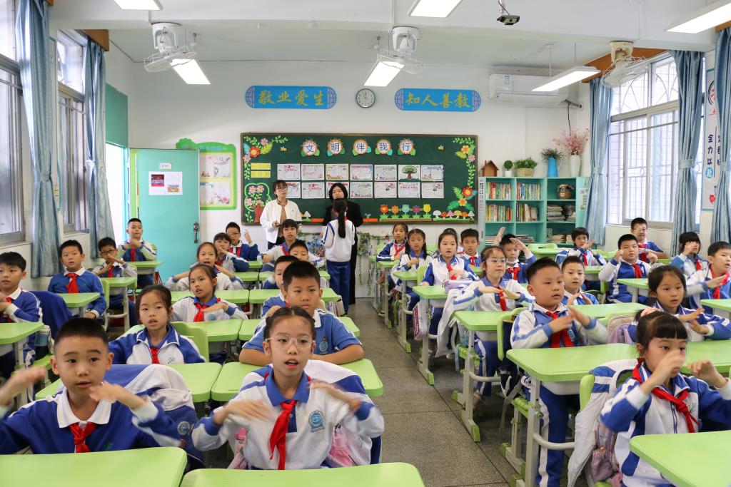 深圳市笋岗小学迎接罗湖区首届“我爱我班”最美班级文化建设验收