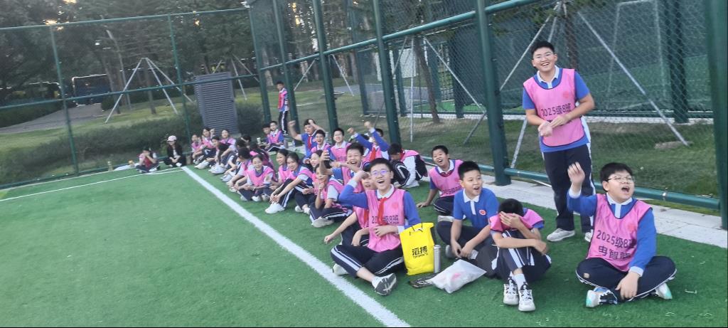 绿茵跃动青春 护航点亮成长