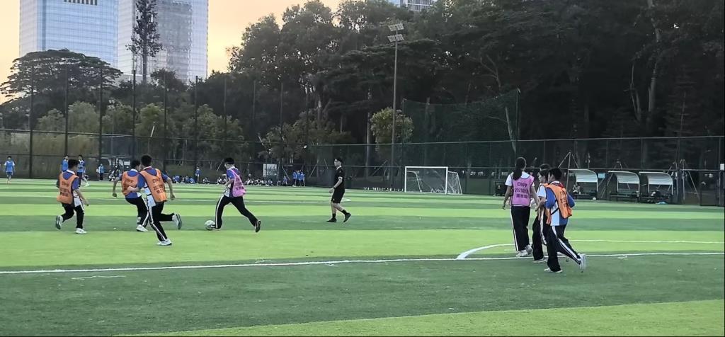 绿茵跃动青春 护航点亮成长
