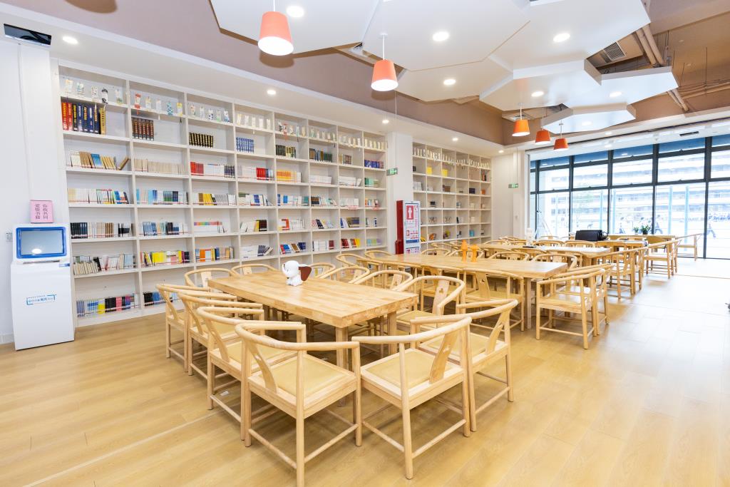 布心中学图书馆阅读区