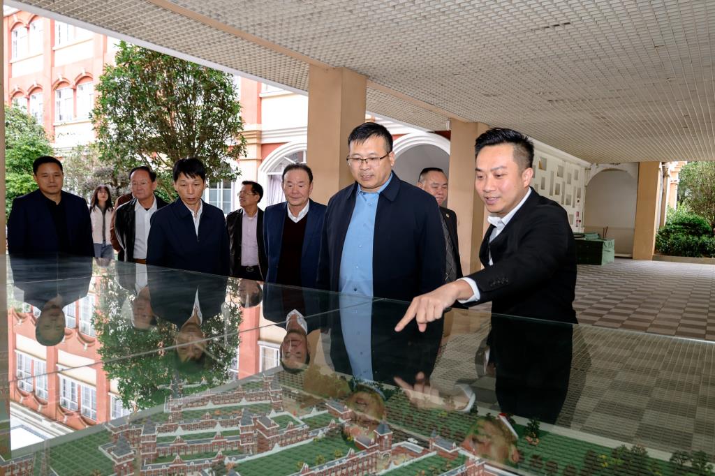 陆丰政协主席胡军一行来我校考察指导工作