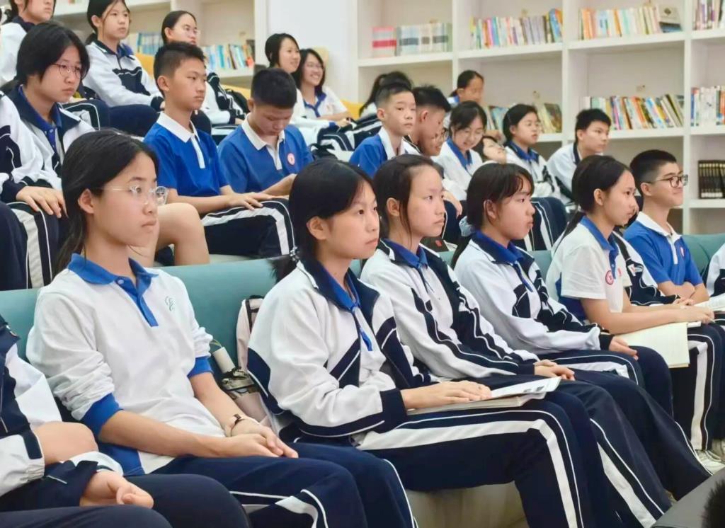 布心中学举办“问道以美艺术家进校园”主题讲座