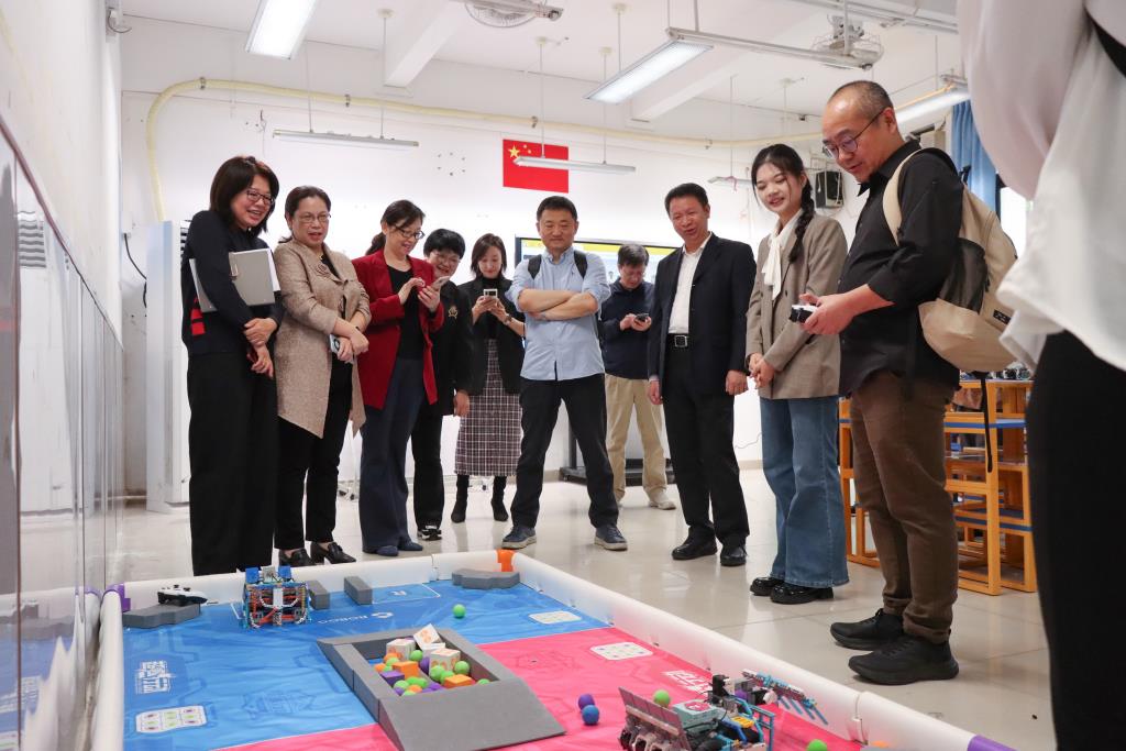 深圳市翠园文锦中学迎来专家团考察指导