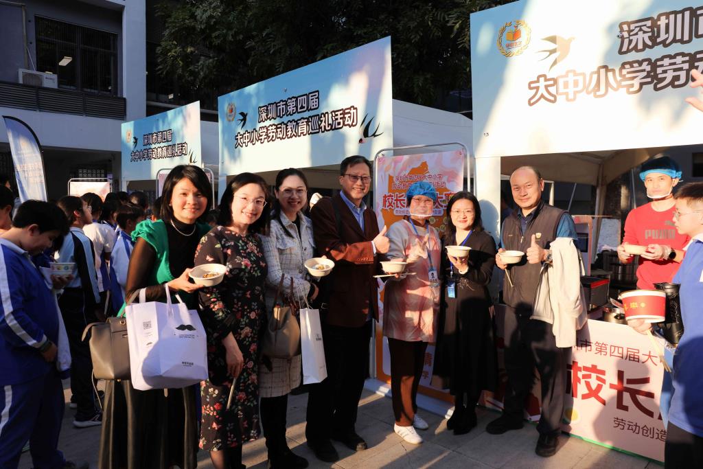 深圳市劳动教研员韩青老师到校领导厨艺大赛展位品尝美食