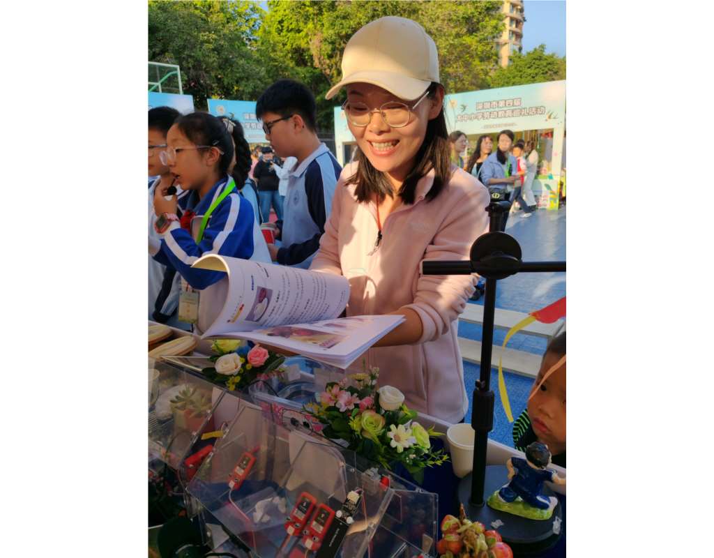 来宾翻阅罗湖小学劳动校本课程教材《美味魔法厨房》