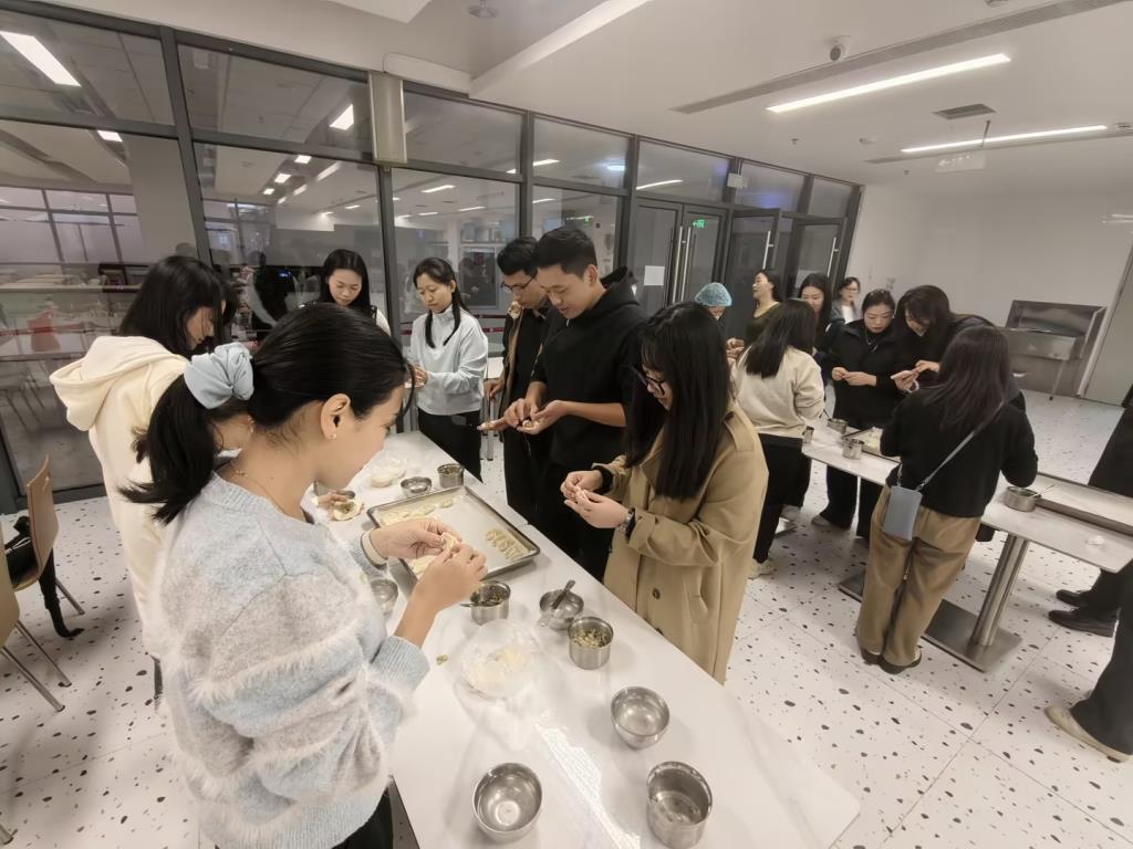 深圳市松泉实验学校举办“迎冬至·包饺子”活动