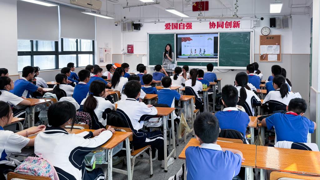 翠园文锦中学开展“宪法进校园”主题班会活动