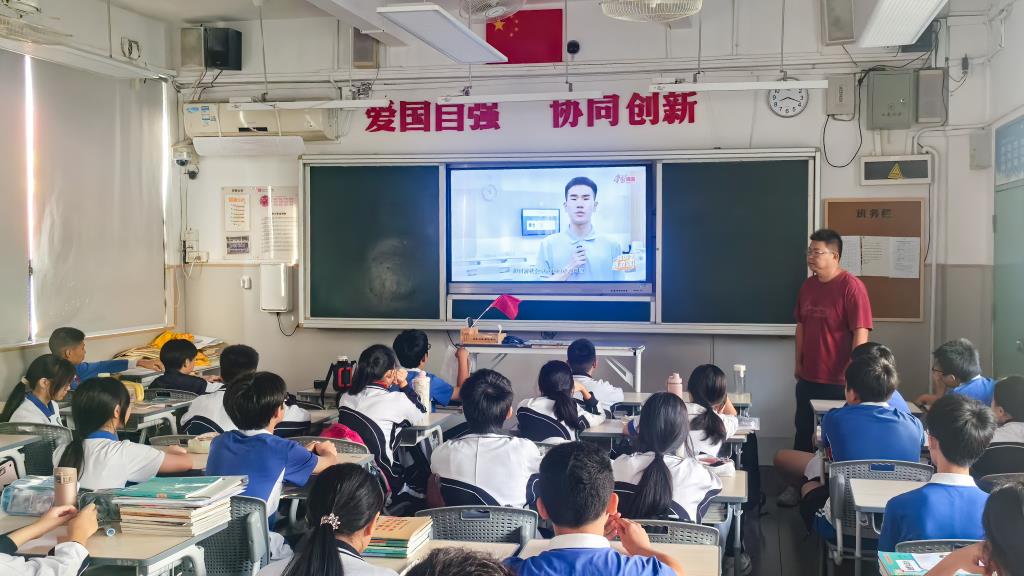 翠园文锦中学开展“宪法进校园”主题班会活动