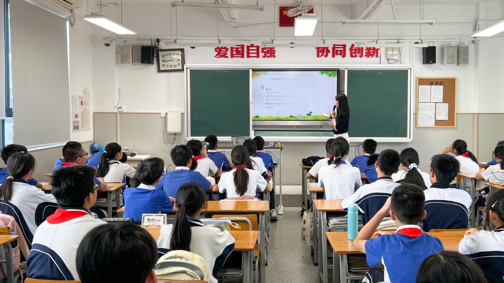 翠园文锦中学开展“宪法进校园”主题班会活动